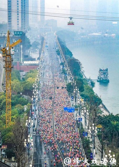 2.5万名跑友燃动全城,2026重庆马拉松激情开跑 2.5万名跑友燃动全城,2026重庆马拉松激情开跑